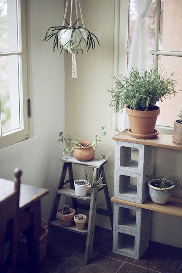 Mueble para plantas de interior con bloques de cemento