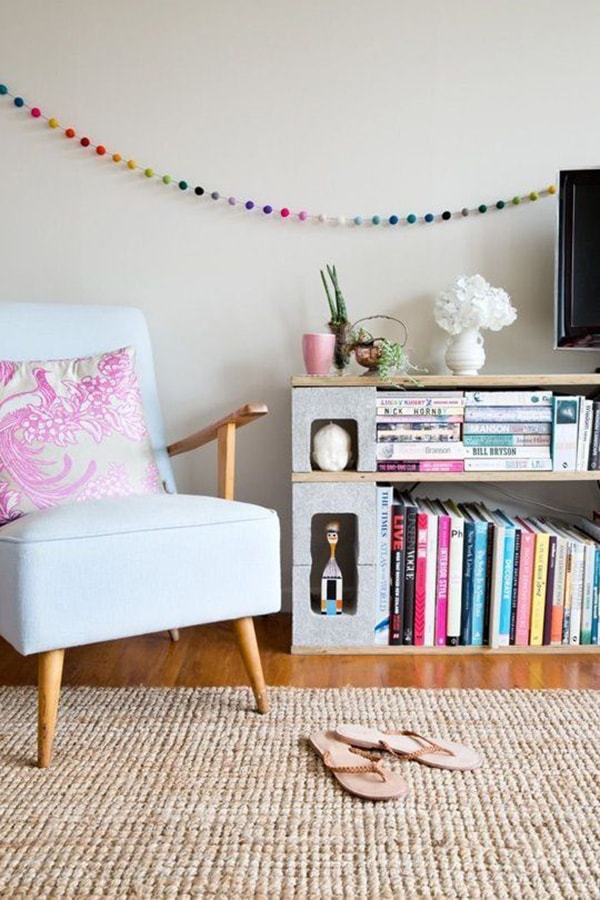 Mueble con bloques de cemento para colocar el televisor