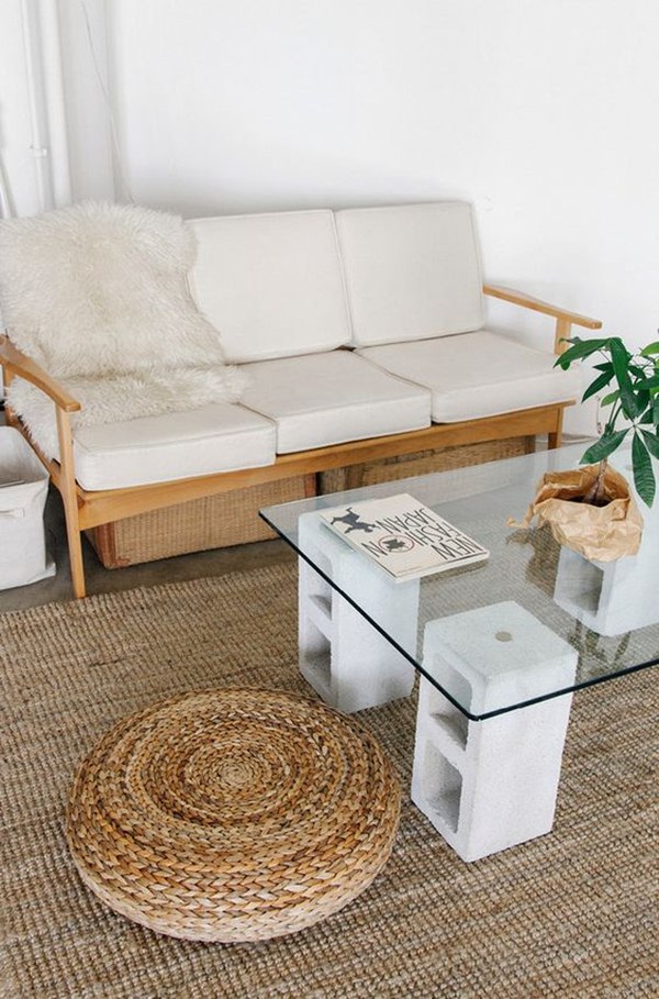 Mesa auxiliar con bloques de cemento y cristal