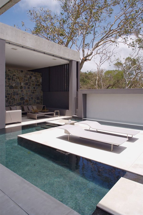 Piscina con solarium