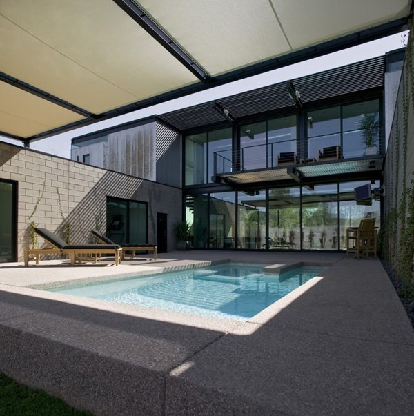 Piscina con sombra