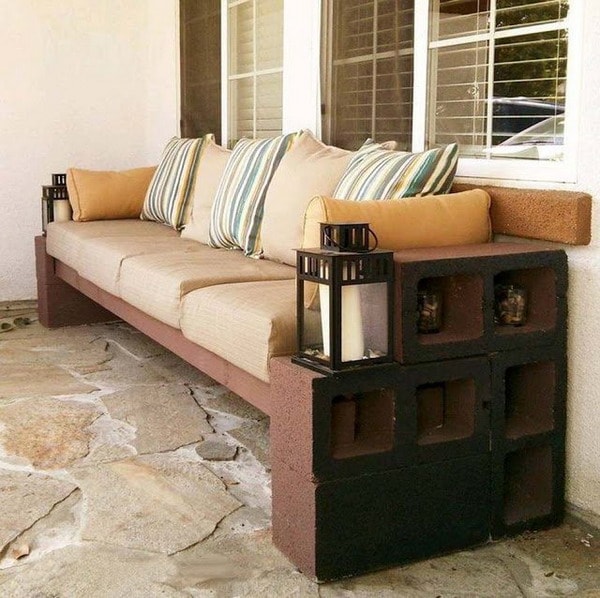 Sofá con bloques de cemento y listones de madera