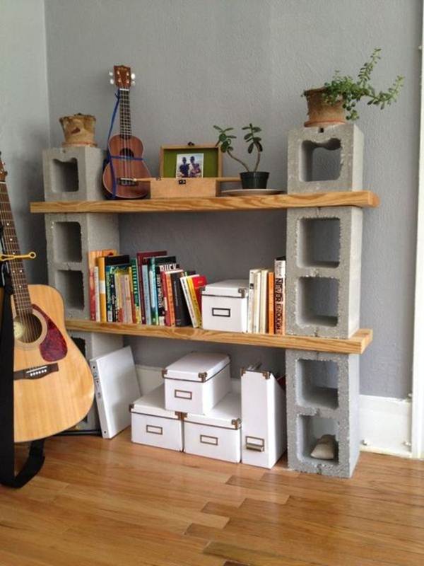 Biblioteca hecha con bloques de cemento y tablas