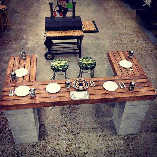 Barra hecha con bloques de hormigón y madera