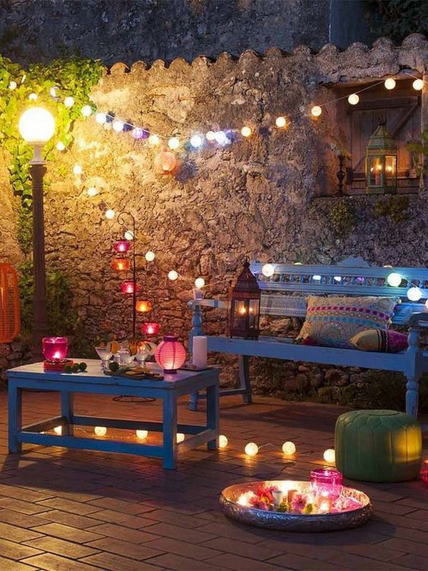 Iluminación colorida para patios y jardines