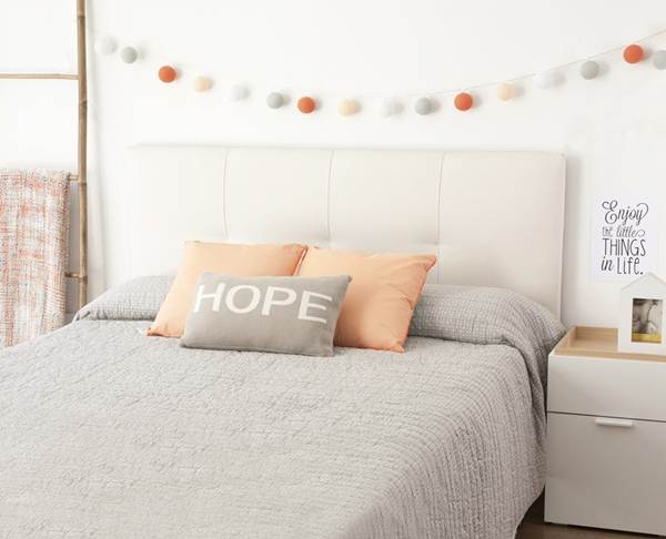 Guirnalda de luces en dormitorio infantil
