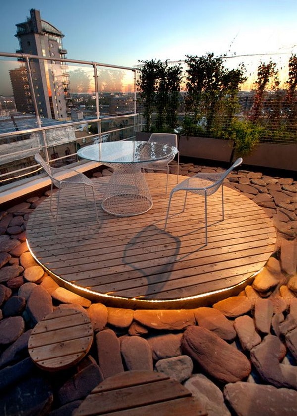 Suelo de madera y piedra en terraza