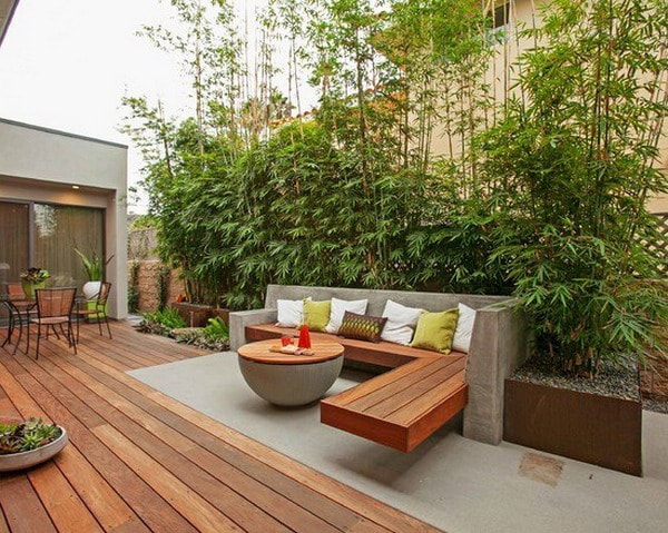 Bancos de madera en terraza