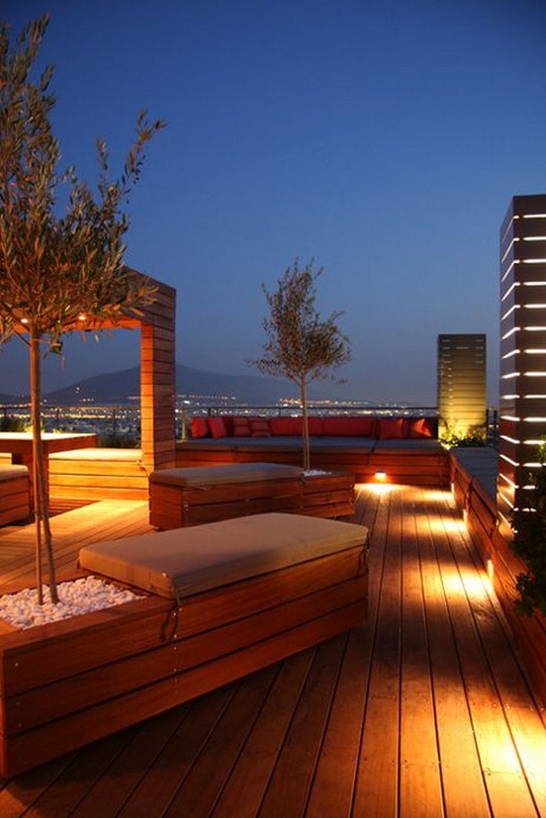 Terraza de madera con luminarias