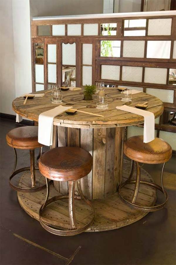 Mesa hecha con bobina de cable reciclada