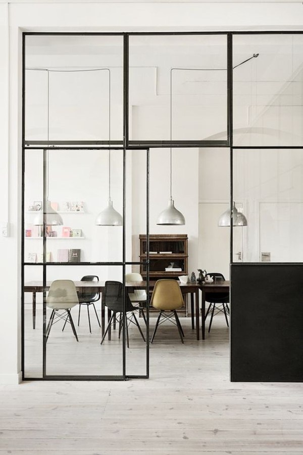 Puertas corredizas de cristal con perfilería metálica