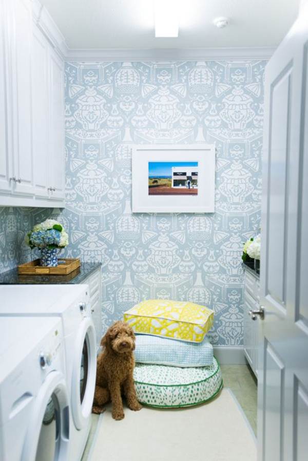 Cuarto de lavado con papel pintado