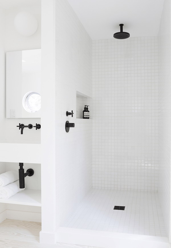 Ducha de obra en color blanco