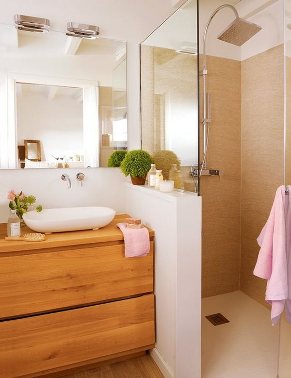 Ducha de obra con pared de vidrio