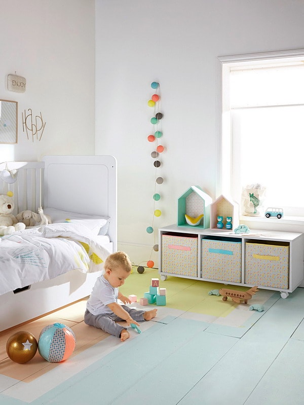 Guirnalda de luces en dormitorio infantil