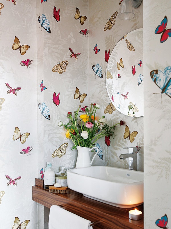 Papel pintado de mariposas en el baño