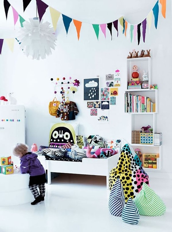 Dormitorio infantil blanco con mucho color