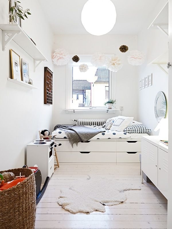Dormitorio infantil unisex con muebles blancos