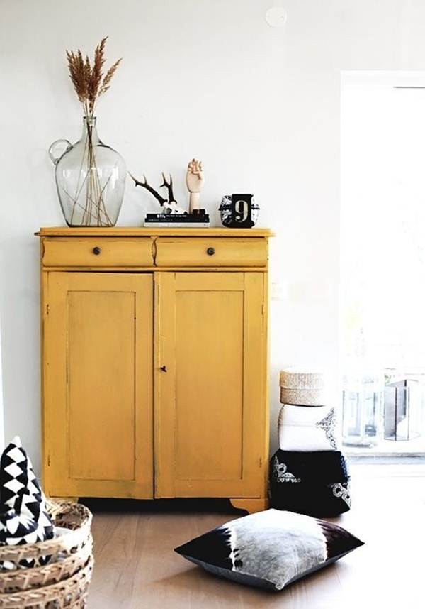 Mueble pintado en color mostaza