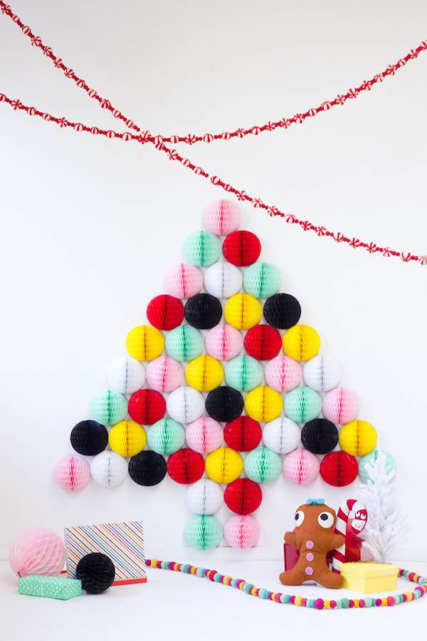 Árbol de Navidad con guirnaldas de papel