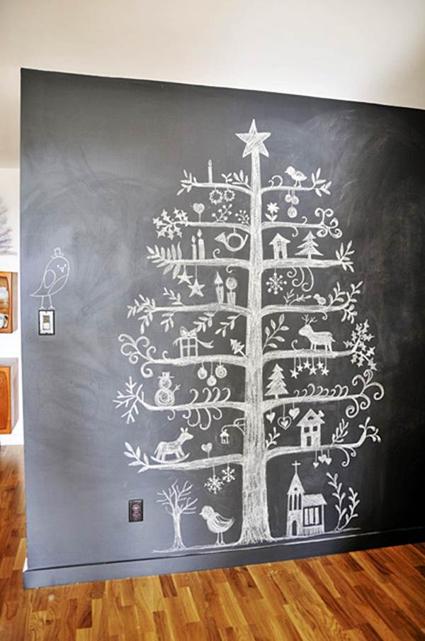 Árbol de Navidad dibujado en pared de pizarra