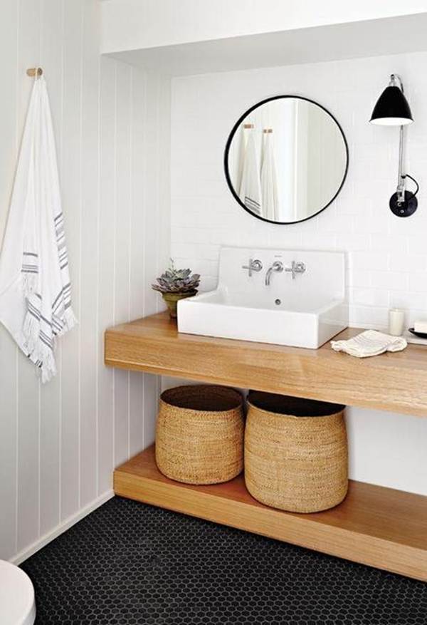 Baño blanco con muebles de madera