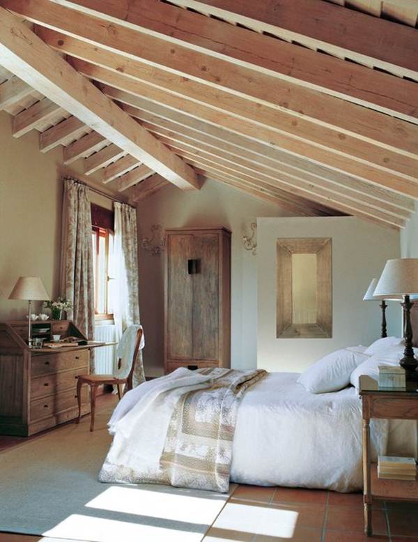 Dormitorio con techo de madera
