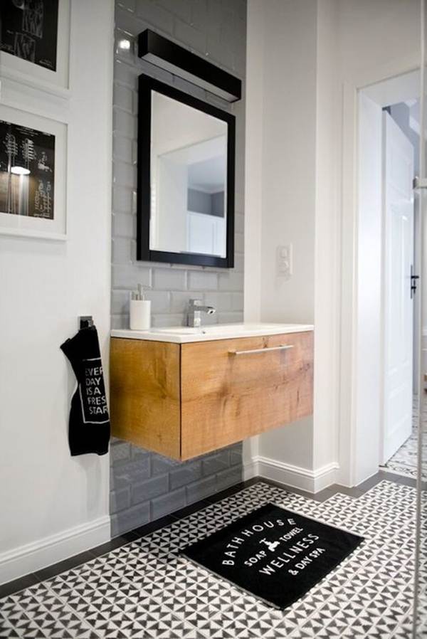 Baño blanco con mueble de madera