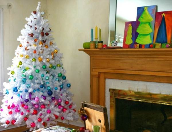 Árbol de Navidad blanco y adornos de muchos colores