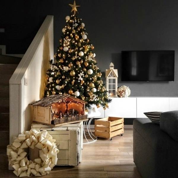 Árbol de Navidad decorado en dorado