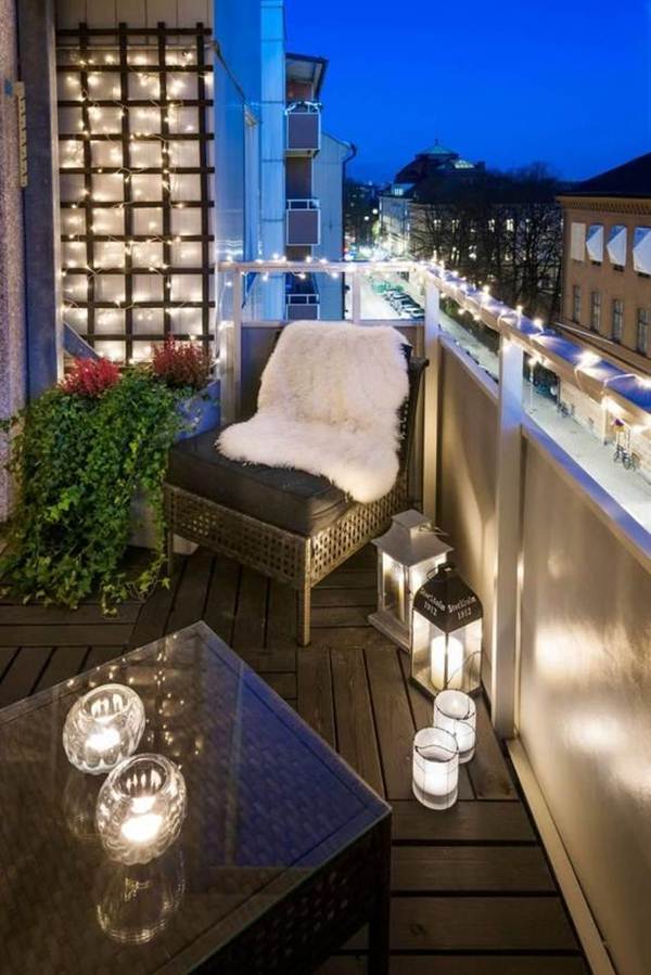 Balcón decorado con velas y guirnaldas de luces
