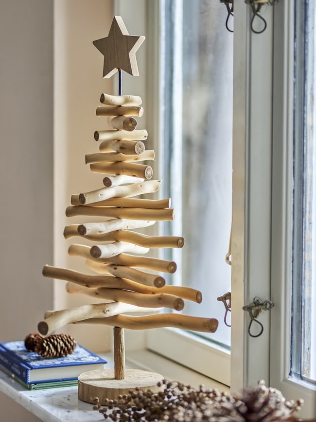 Árbol de Navidad hecho con ramas secas