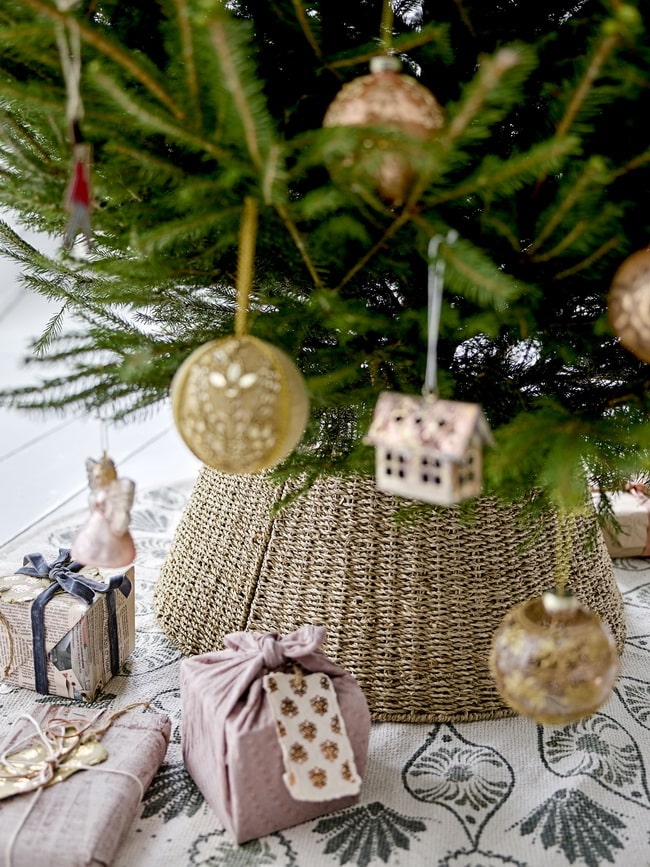 Árbol de Navidad en cesta de mimbre