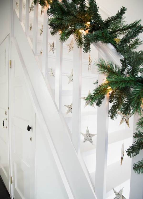 Decoración navideña en escaleras