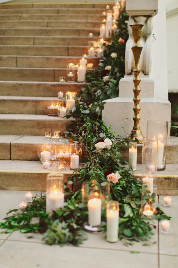 Decoración navideña de escaleras con velas