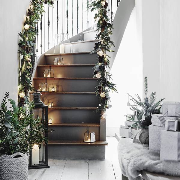 Guirnaldas de luz y velas para decorar la escalera para Navidad