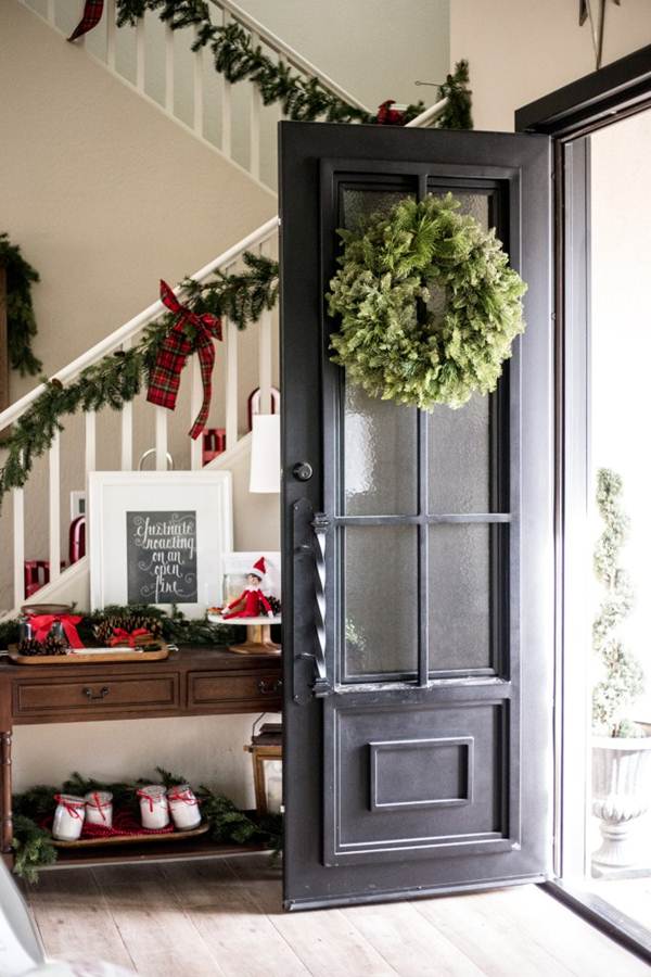 Lazos rojos para decorar las escaleras