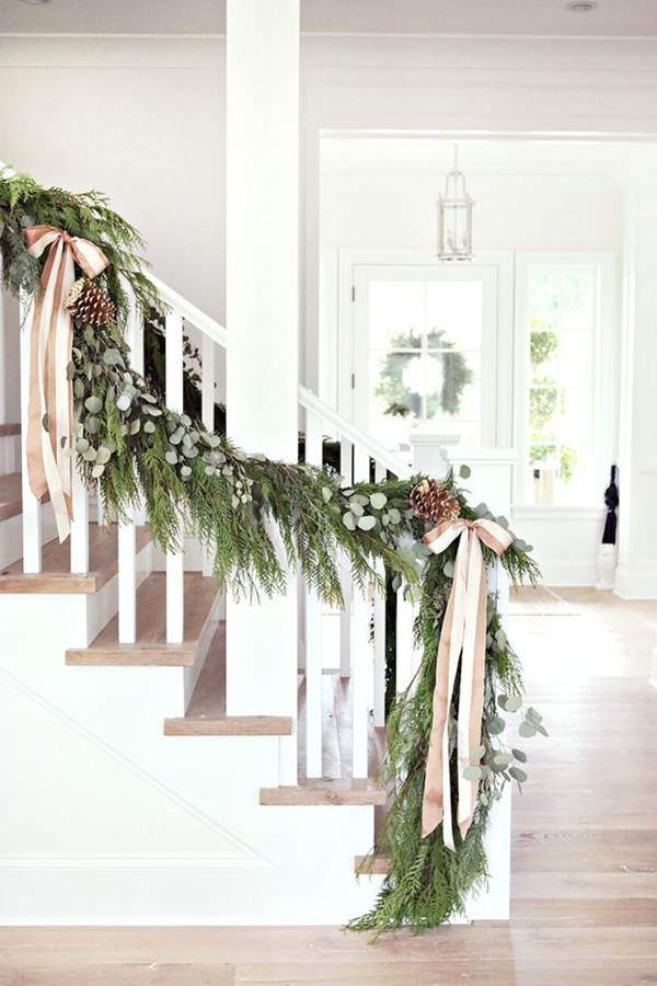 Decoración navideña rústica para la escalera