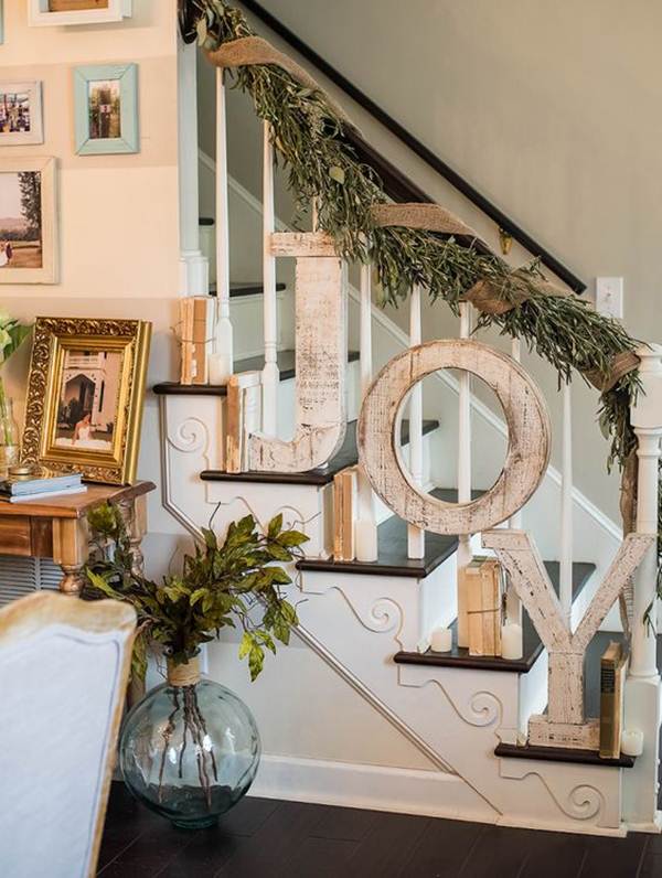 Escalera decorada para Navidad con estilo rústico
