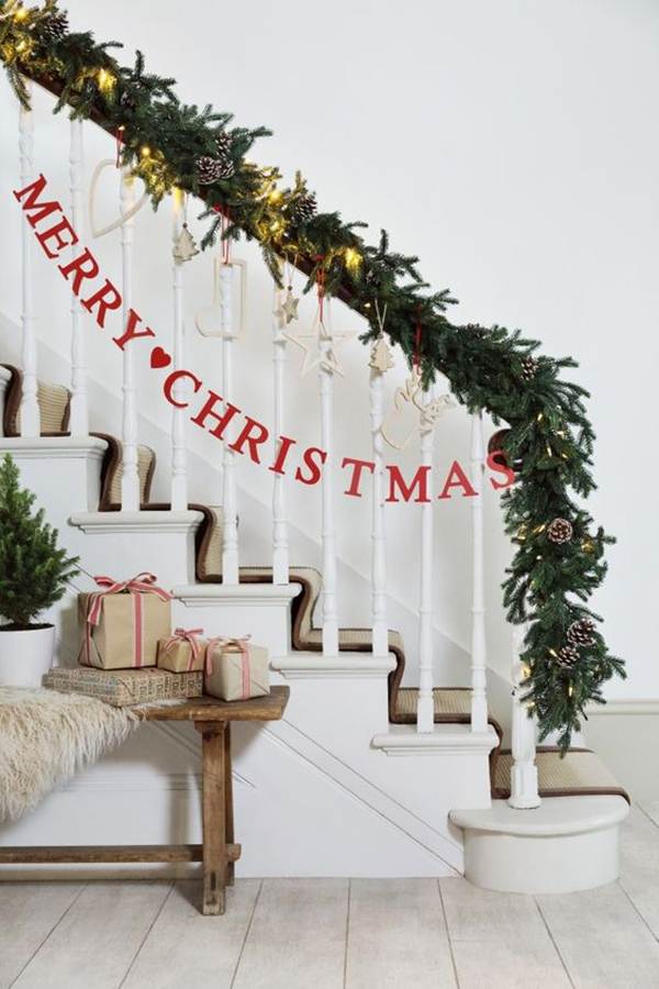 Decoración navideña de escaleras con frases