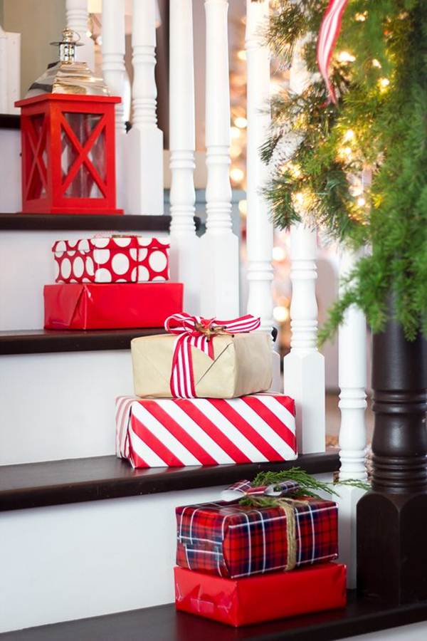 Adornos navideños en los escalones de la escalera