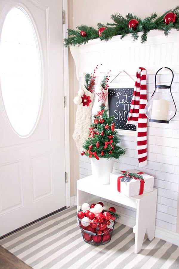 Recibidor decorado para Navidad con los colores clásicos