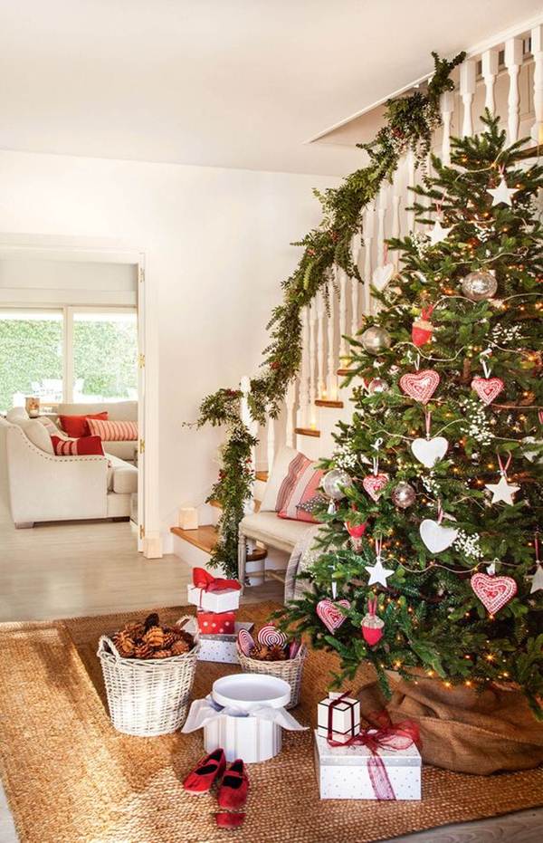 Árbol navideño en el recibidor
