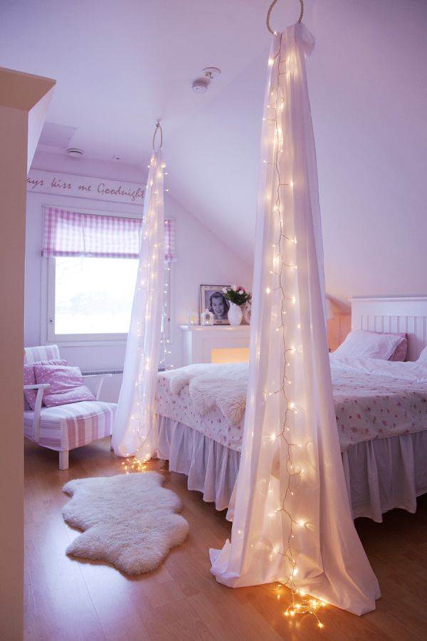 Decoración de dormitorio con guirnaldas de luces