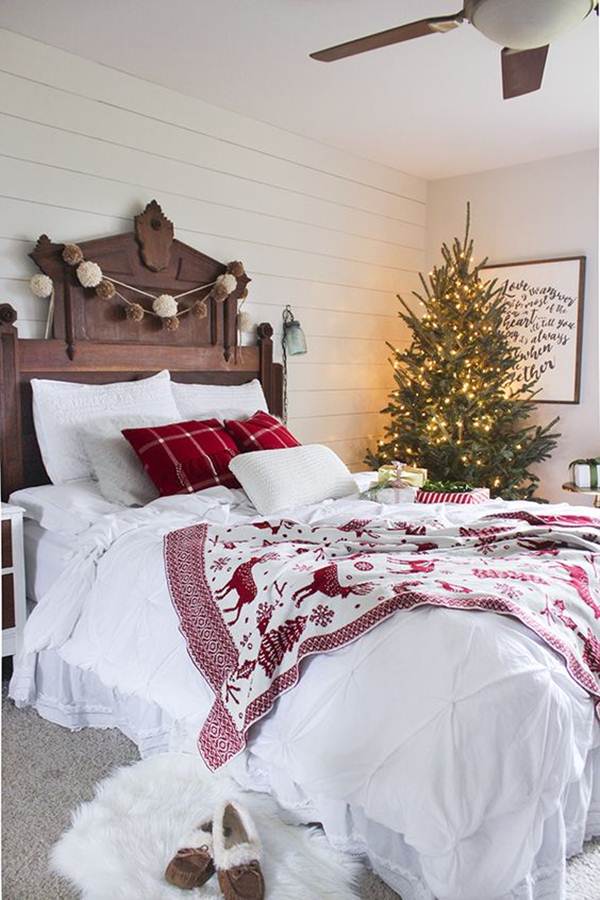 Dormitorio con árbol de Navidad