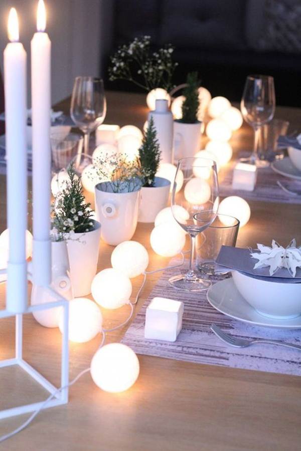 Velas y luces en la mesa de fin de año