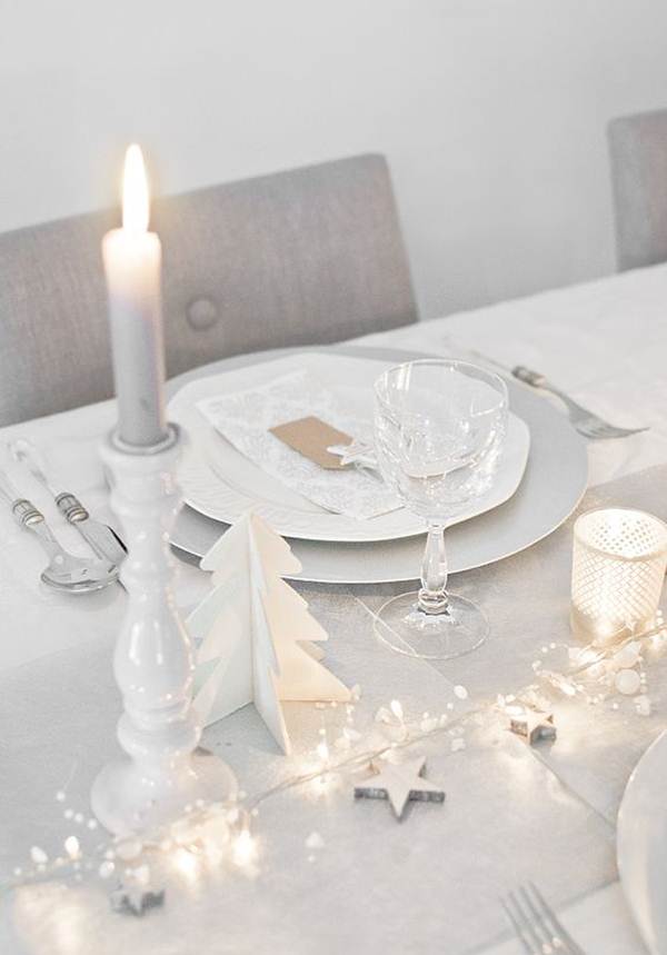 Luces y velas en la mesa de fin de año