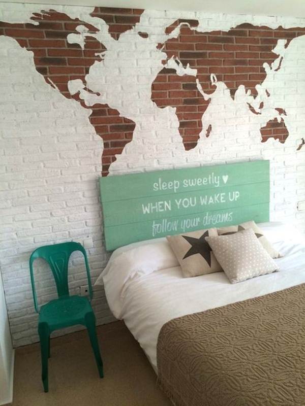 Cabecero de madera y mapa en la pared