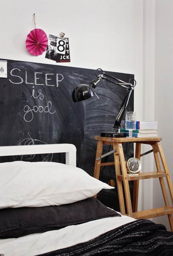Pared de pizarra como cabecero de cama
