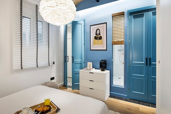 Dormitorios con puertas azules
